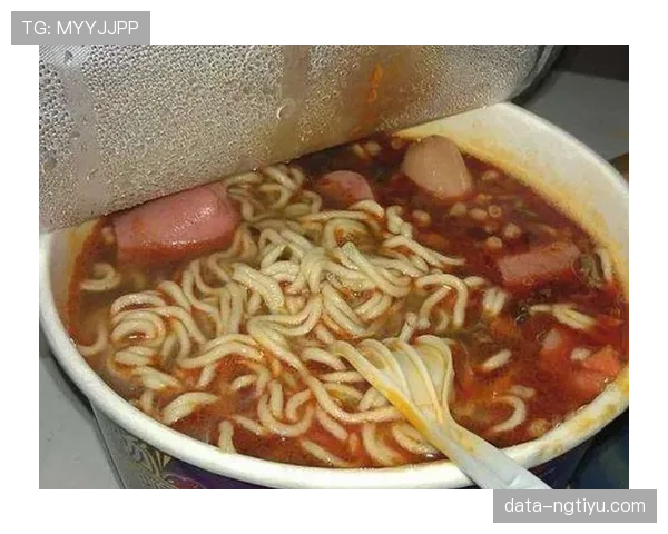 张本智和居然真有时间嗑零食？训练后那架势像个普通吃货！