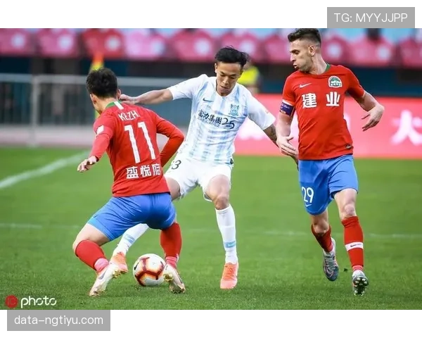 乔治·格文无球跑动拉开空间，提升进攻效率